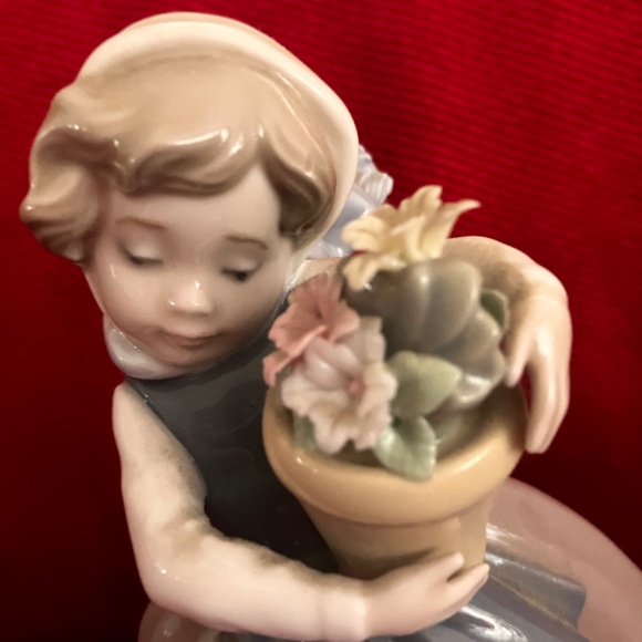 Lladro Spring is Here Girl w/Flowers - Picture 5 of 6